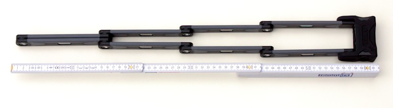 Faltschloss ausgeklappt neben Zollstock Faltschloss ausgeklappt neben Zollstock