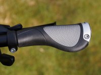 Fahrradgriffe lösen und gegen ergonomische Fahrradgriffe tauschen Fahrradgriffe lösen und gegen ergonomische Fahrradgriffe tauschen